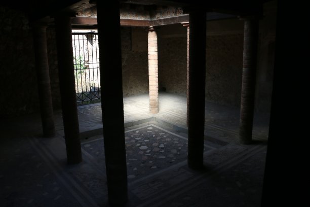 庞贝古城的房间/光柱图片下载