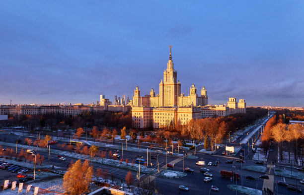 充满生气的秋天的看法，戏剧性的天空在莫斯科大学在日落图片下载