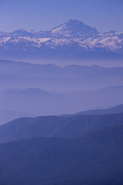 云层和山脉——从上面看阿空加瓜图片下载