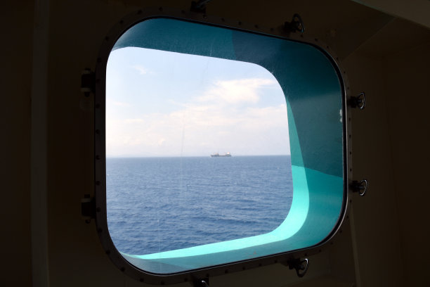 舷窗外的一艘货船图片下载