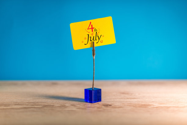 独立日的庆祝活动。7月4日。7月4日挂历图片，黄色通知，蓝色背景。夏天的一天图片下载