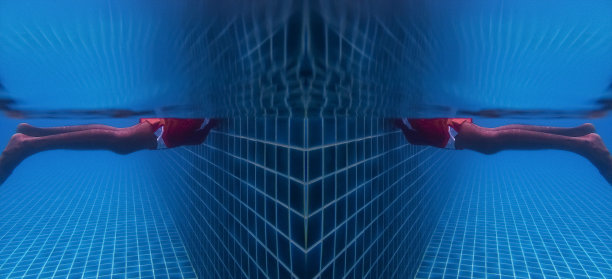 倒影人在水下游泳图片下载