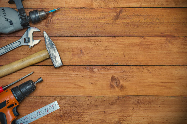 木制背景上的各种工具图片下载