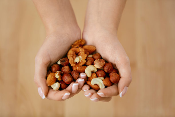 坚果的心。手握不同的螺母图片下载