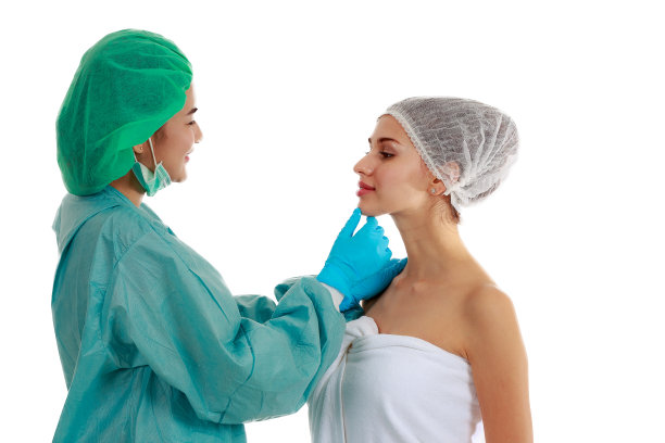 整形外科概念，外科医生做皮肤检查，对美丽的女性在整形手术前进行美容手术，背景白皙图片下载