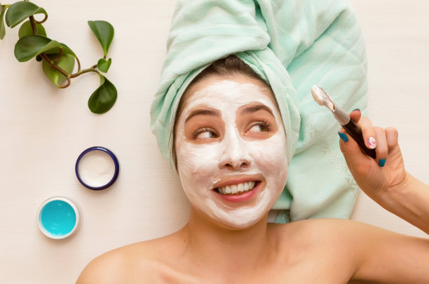 女性面部皮肤护理。图片下载