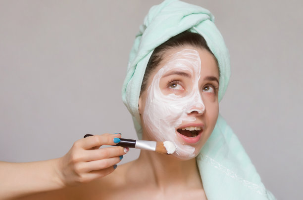 女性面部皮肤护理。图片下载