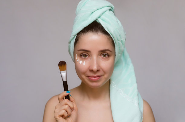 女性面部皮肤护理。图片下载