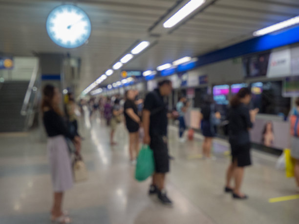 模糊乘坐地铁上班图片下载