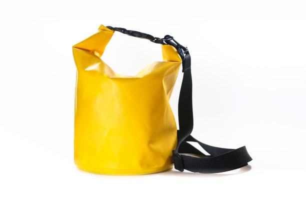 防水黄色袋白色背景图片下载