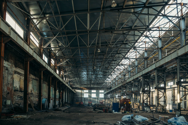 在重建过程中被毁坏的仓库或机库图片下载