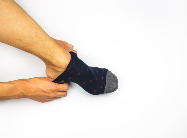 在白色背景上穿袜子顶视图图片下载