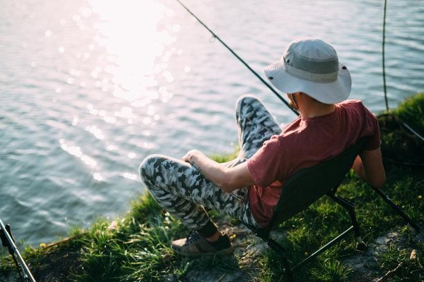 男人在日落钓鱼和放松享受业余爱好图片下载