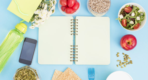 横幅套装实用产品，樱桃番茄，苹果果粒塑料餐具，白花鲜沙拉图片下载