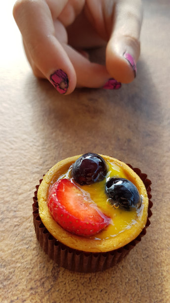 手拿一块小糕点图片下载