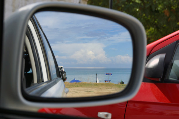 从希腊扎金索斯的汽车镜子里看到的海滩和大海图片下载