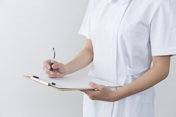 一个穿白色西装的女人图片下载