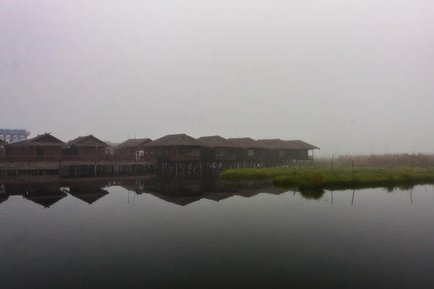 茵莱湖上一个有雾的早晨图片下载