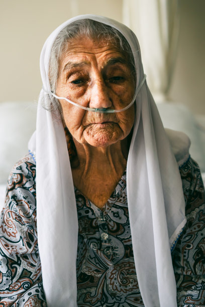 医院里的老奶奶肖像图片下载