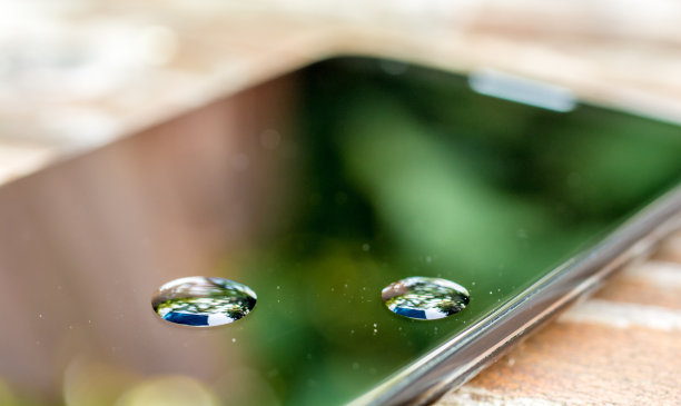 手机与水滴的特写镜头图片下载