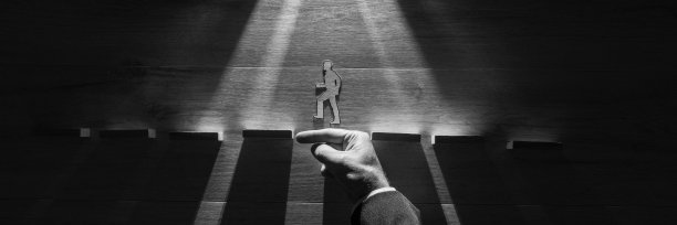 宽阔的全景灰度图像的手保护一个纸人在进程中图片下载