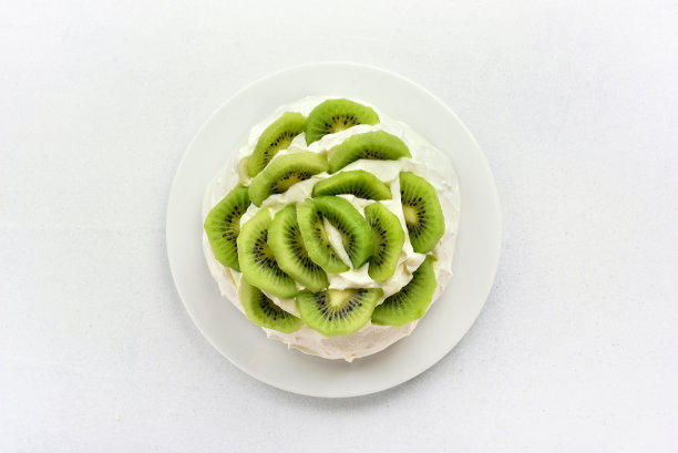 奶油蛋白甜饼酥皮蛋糕图片下载