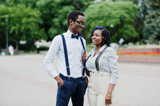 时尚的非裔美国商业夫妇在户外摆姿势。图片下载