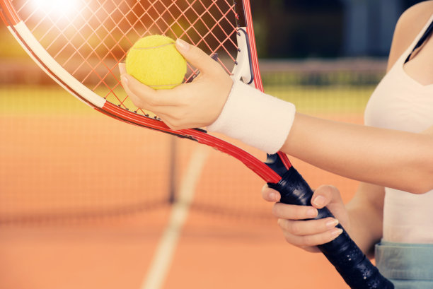 网球运动员用球拍击球的特写图片下载