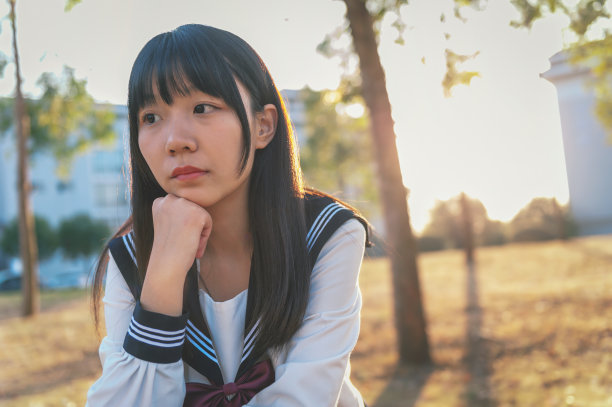 校园里美丽的中国女孩图片下载