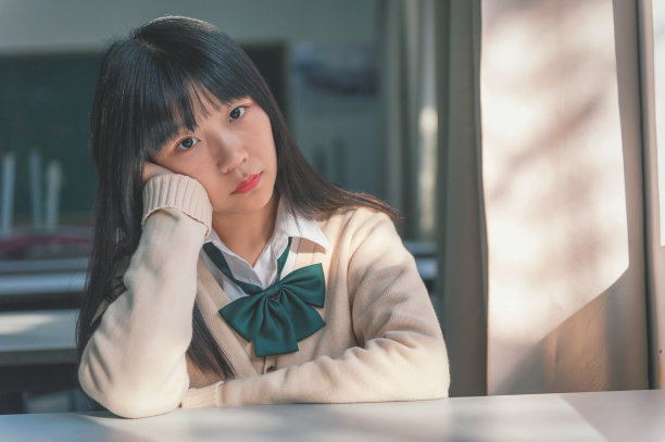 美丽的中国女孩在校园里素材图片