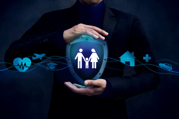 为保险公司的概念，以安全和支持他们的客户，家庭的图标内盾守卫。由商人之手保护图片下载