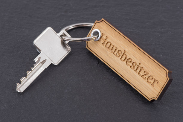 带有钥匙链和铭文的房子钥匙:房主-德语:Hausbesitzer图片下载