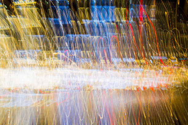 抽象的实验超现实照片，长时间曝光，城市和车灯。量子物理学图片下载