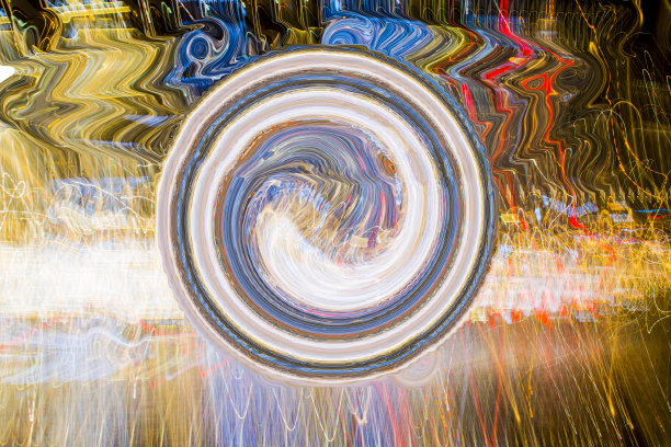 抽象的实验超现实照片，长时间曝光，城市和车灯。量子物理学图片下载