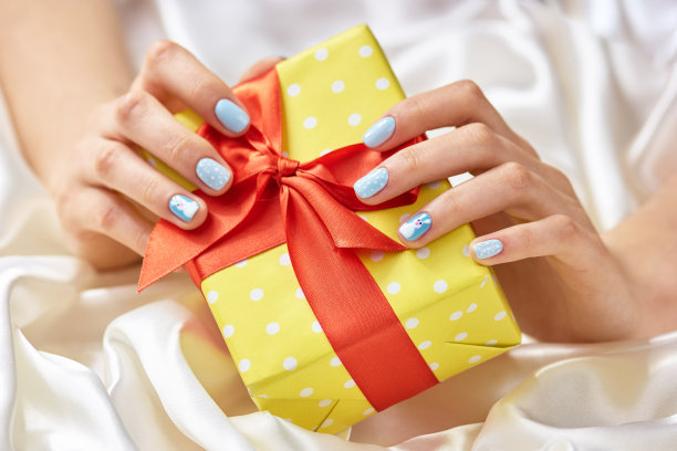 女人手里拿着礼盒。图片下载