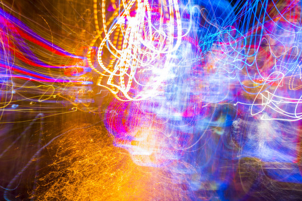 抽象的实验超现实照片，长时间曝光，城市和车灯。量子物理学图片下载