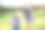 爸爸带着小女儿在春天的大自然中玩球。图片下载