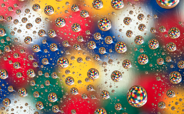 颜色在水滴中反射图片下载