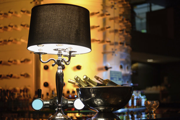 冰桶装的香槟。图片下载