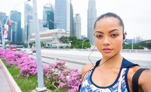 女运动员放松和自拍图片下载