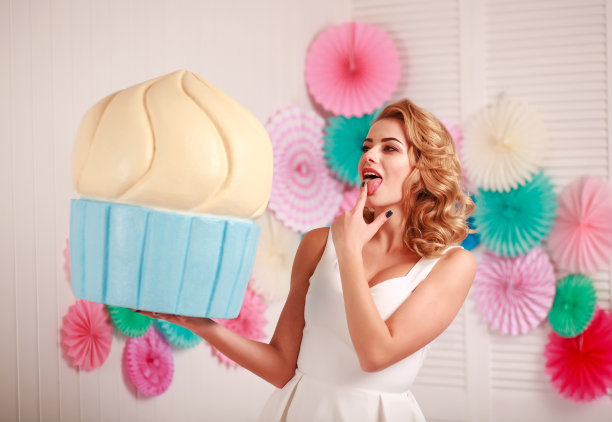 女人有巨大的棉花糖和棒棒糖的梦想图片下载