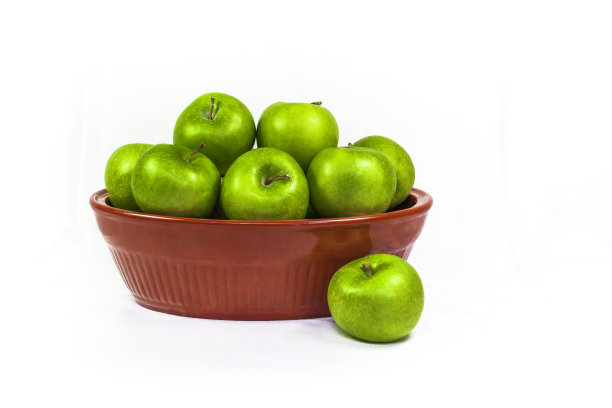 鲜绿苹果在红碗里图片下载