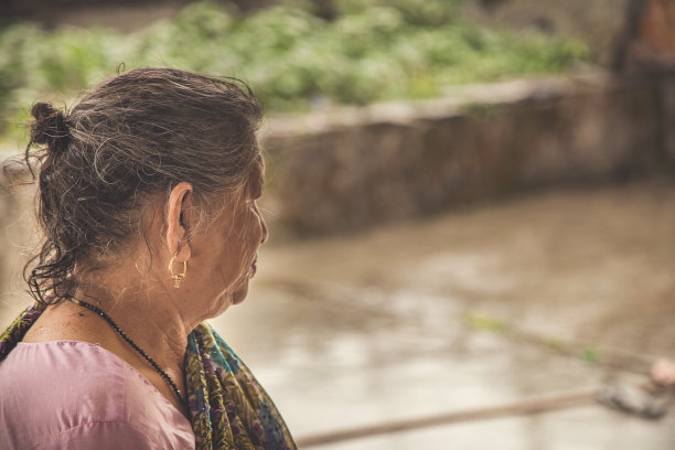 户外肖像资深亚洲印度妇女女士女性图片下载