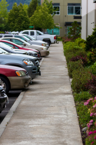 人行道上小汽车和卡车排成一排图片下载