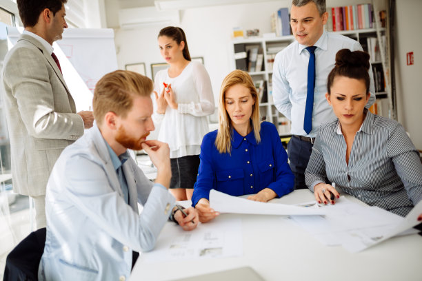 商业人士在开董事会图片下载