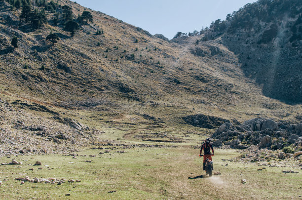 土耳其塔塔利山，一名男子骑着摩托车图片下载