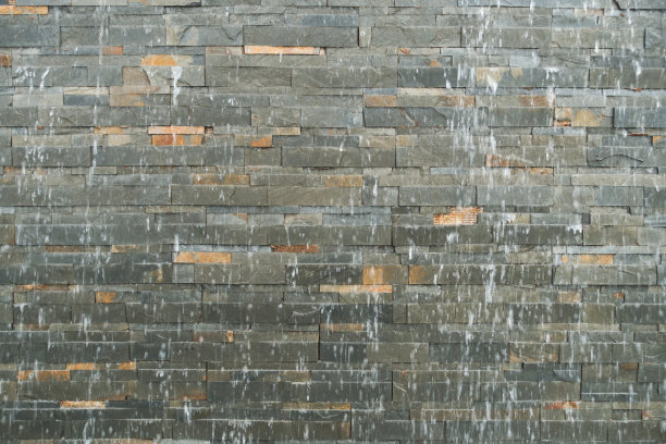 游泳池瀑布与砖石墙图片下载