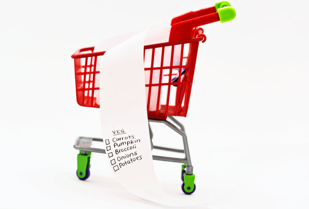 附有蔬菜购物清单的微型超市手推车图片下载