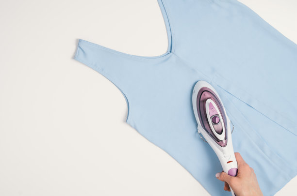 女人用手熨烫衣服，俯视图图片下载