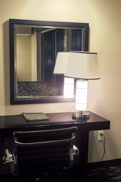 酒店环境中的小桌子。粉彩和棕色。图片下载